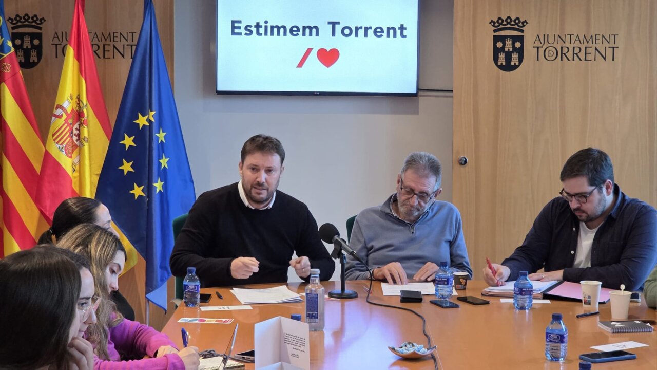 Rueda de prensa del PSPV en Torrent con varios ediles presentes