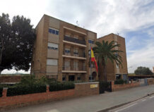 Edificio del cuartel de la Guardia Civil en Puçol con palmera y bandera
