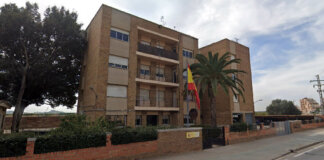 Edificio del cuartel de la Guardia Civil en Puçol con palmera y bandera