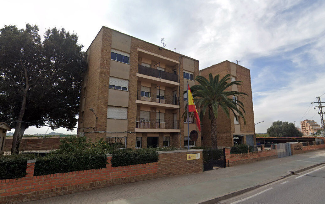 Edificio del cuartel de la Guardia Civil en Puçol con palmera y bandera