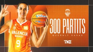 Queralt Casas mostrando el balón de baloncesto tras alcanzar 300 partidos