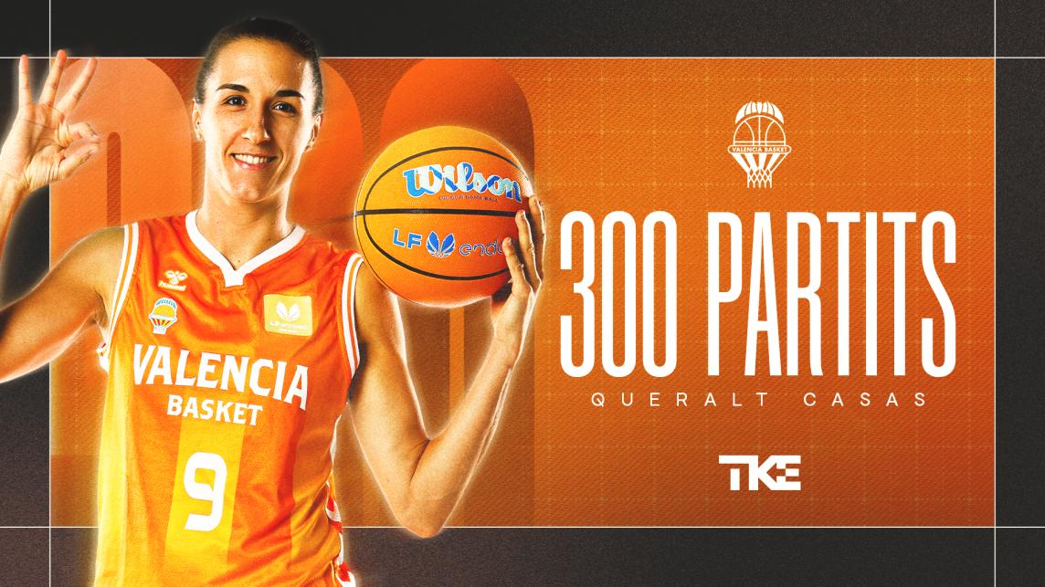 Queralt Casas mostrando el balón de baloncesto tras alcanzar 300 partidos