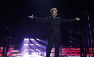 Raphael actuando en el Roig Arena durante su concierto