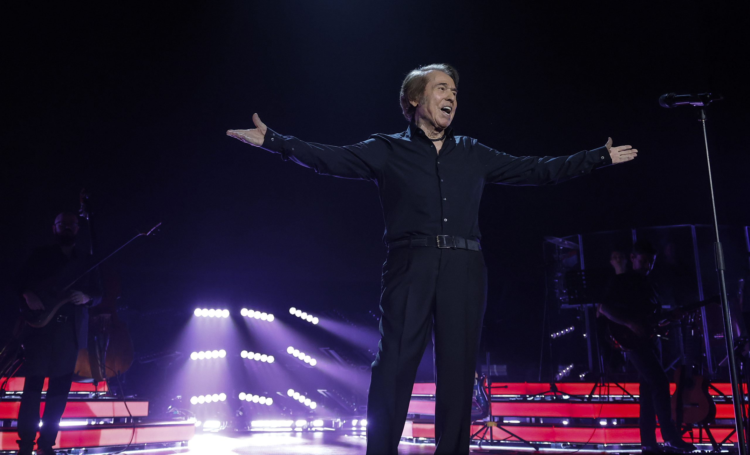 Raphael actuando en el Roig Arena durante su concierto