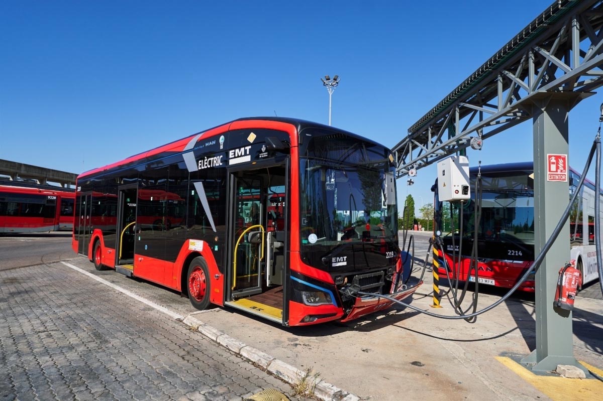 Autobús eléctrico de la EMT en València con puntos de recarga ultrarrápida