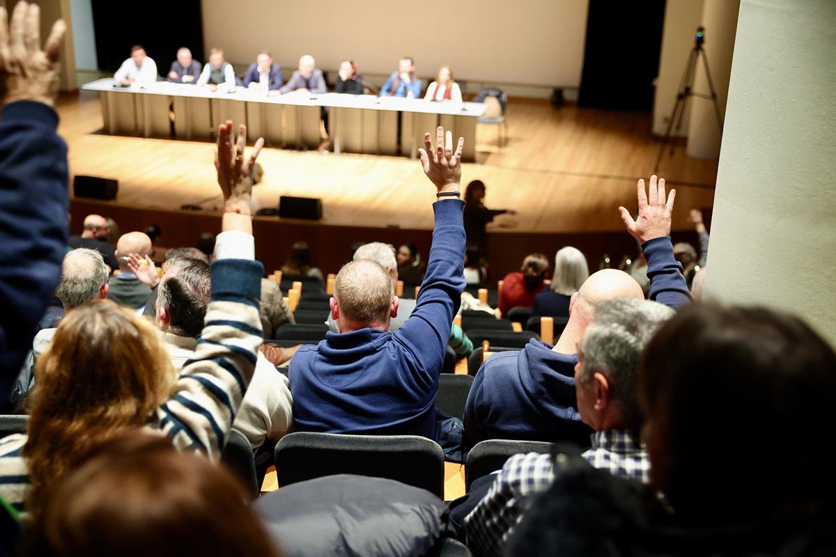 Asamblea de presidentes de falla discutiendo el programa de festejos
