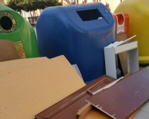 Contenedor de reciclaje con trastos y muebles en Foios