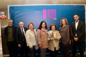 Grupo de personas en la ceremonia de reconocimiento cultural en Torrent