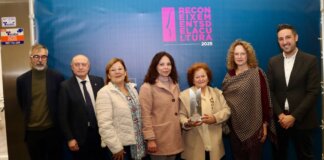 Grupo de personas en la ceremonia de reconocimiento cultural en Torrent