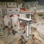 Recreación de una civilización antigua con figuras humanas y arquitectura.