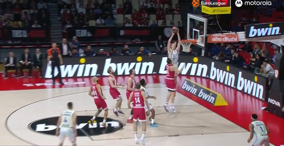 Jugador de Valencia Basket realizando un tiro en el partido contra Olympiacos.