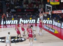 Jugador de Valencia Basket realizando un tiro en el partido contra Olympiacos.