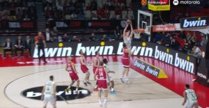 Jugador de Valencia Basket realizando un tiro en el partido contra Olympiacos.