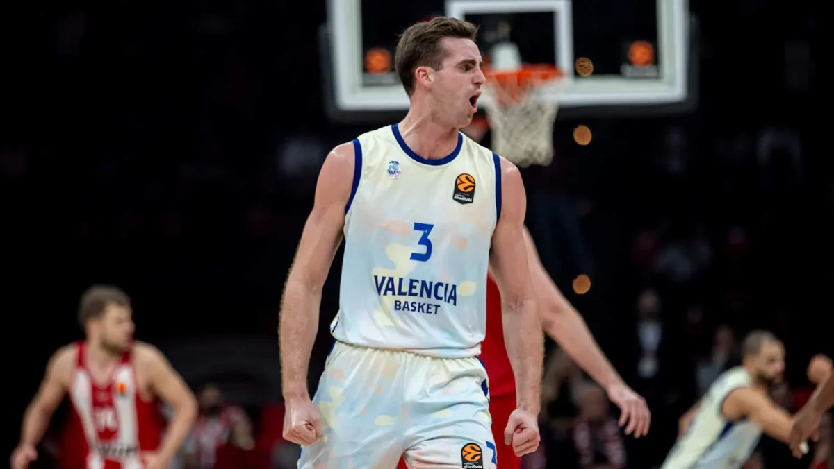 Jugador de Valencia Basket celebrando una victoria en EuroLeague