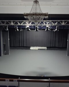 Interior del Teatro Capitolio de Godella con nuevo escenario y luces