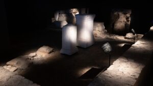 Vista del interior del Centre Arqueològic de l'Almoina con columnas y paneles informativos