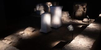 Vista del interior del Centre Arqueològic de l'Almoina con columnas y paneles informativos