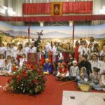 Niños participando en una representación cultural con vestimenta tradicional