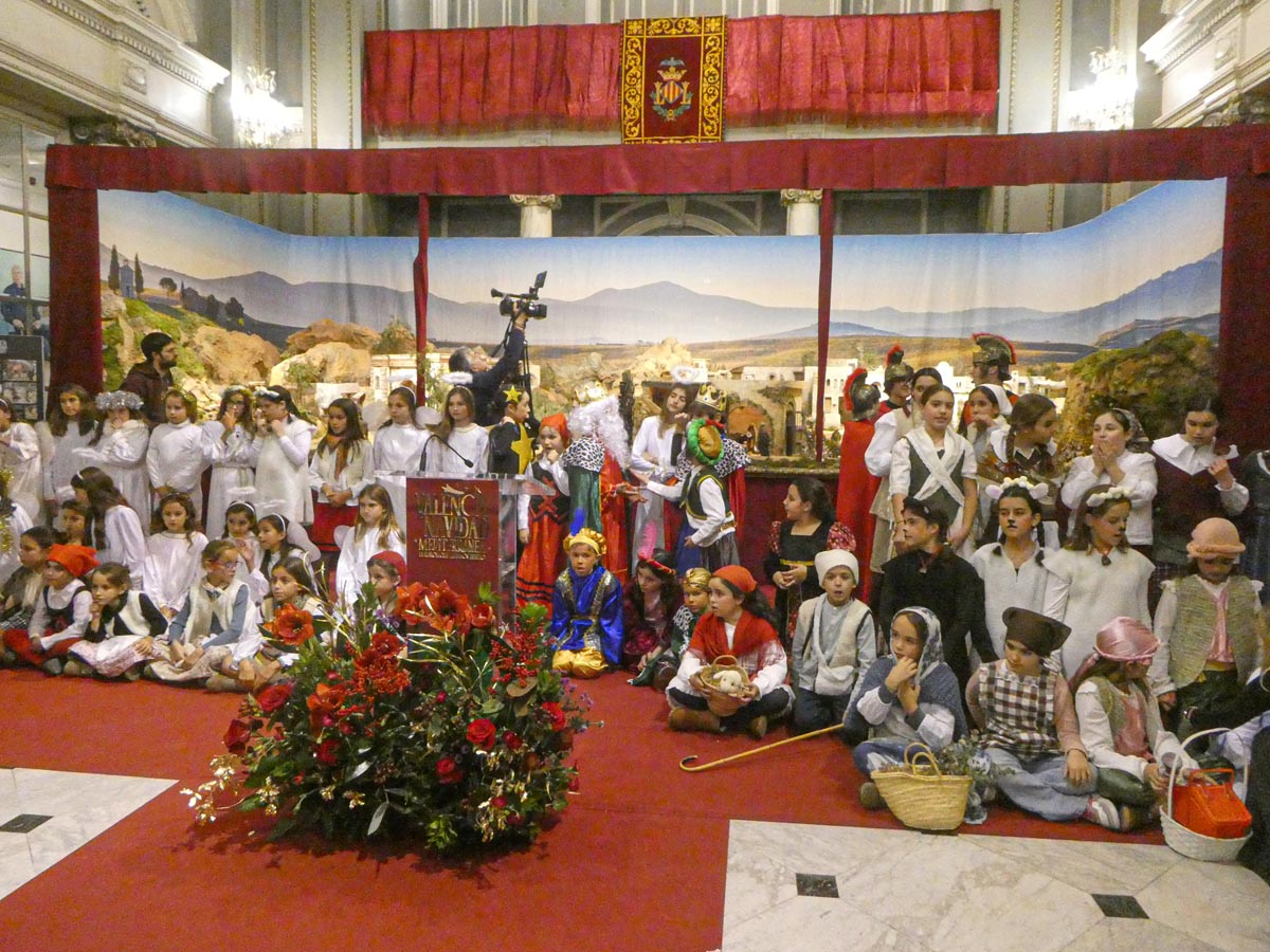 Niños participando en una representación cultural con vestimenta tradicional