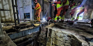 Bomberos realizando un rescate de un perro en un pozo en Picassent