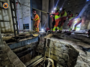 Bomberos realizan un operativo para rescatar a un perro atrapado en un pozo de 18 metros.