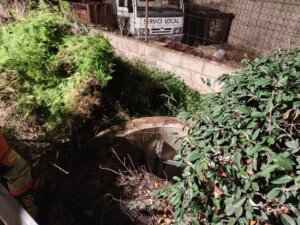 Rescate de una persona caída en una alcantarilla en Massamagrell.