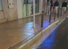 La rotura de una tubería provoca cortes de agua en varias calles de Quart de Poblet Imagen de una acera inundada tras la rotura de una tubería en Quart de Poblet.