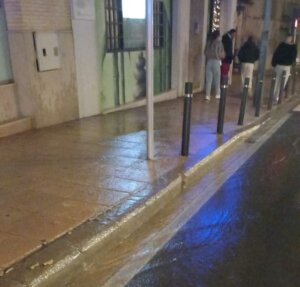 Imagen de una acera inundada tras la rotura de una tubería en Quart de Poblet.