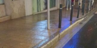 La rotura de una tubería provoca cortes de agua en varias calles de Quart de Poblet Imagen de una acera inundada tras la rotura de una tubería en Quart de Poblet.
