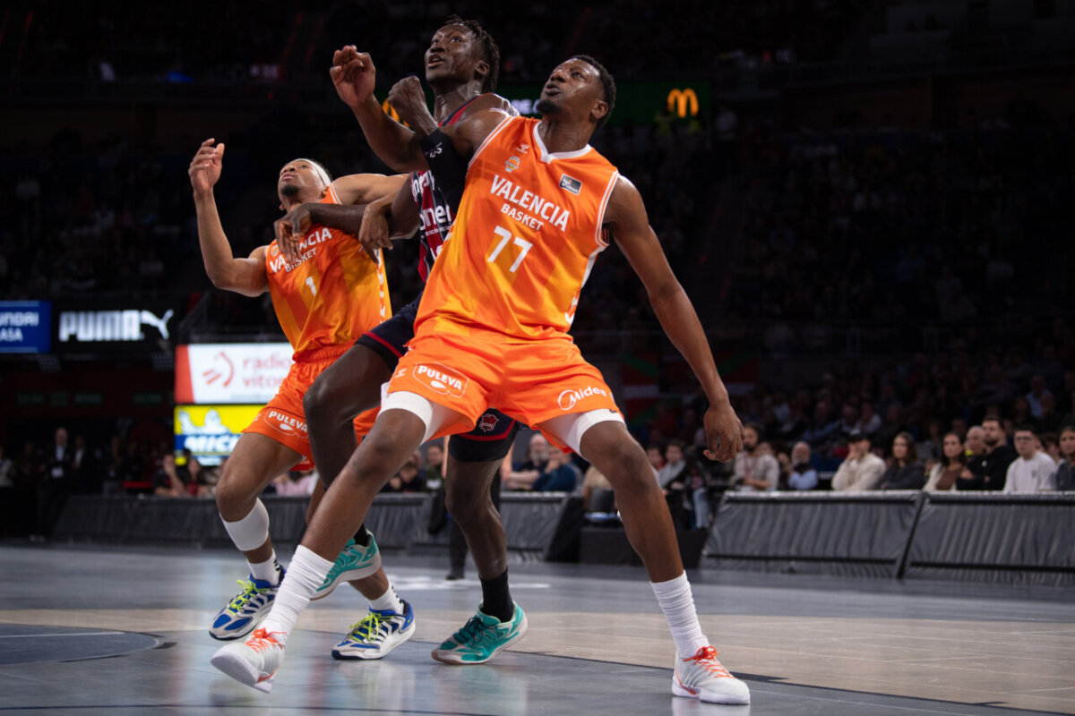 Jugadores de Valencia Basket compiten en un emocionante partido contra Baskonia.