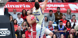 Jugador de Valencia Basket realizando un mate durante un partido contra UCAM Murcia
