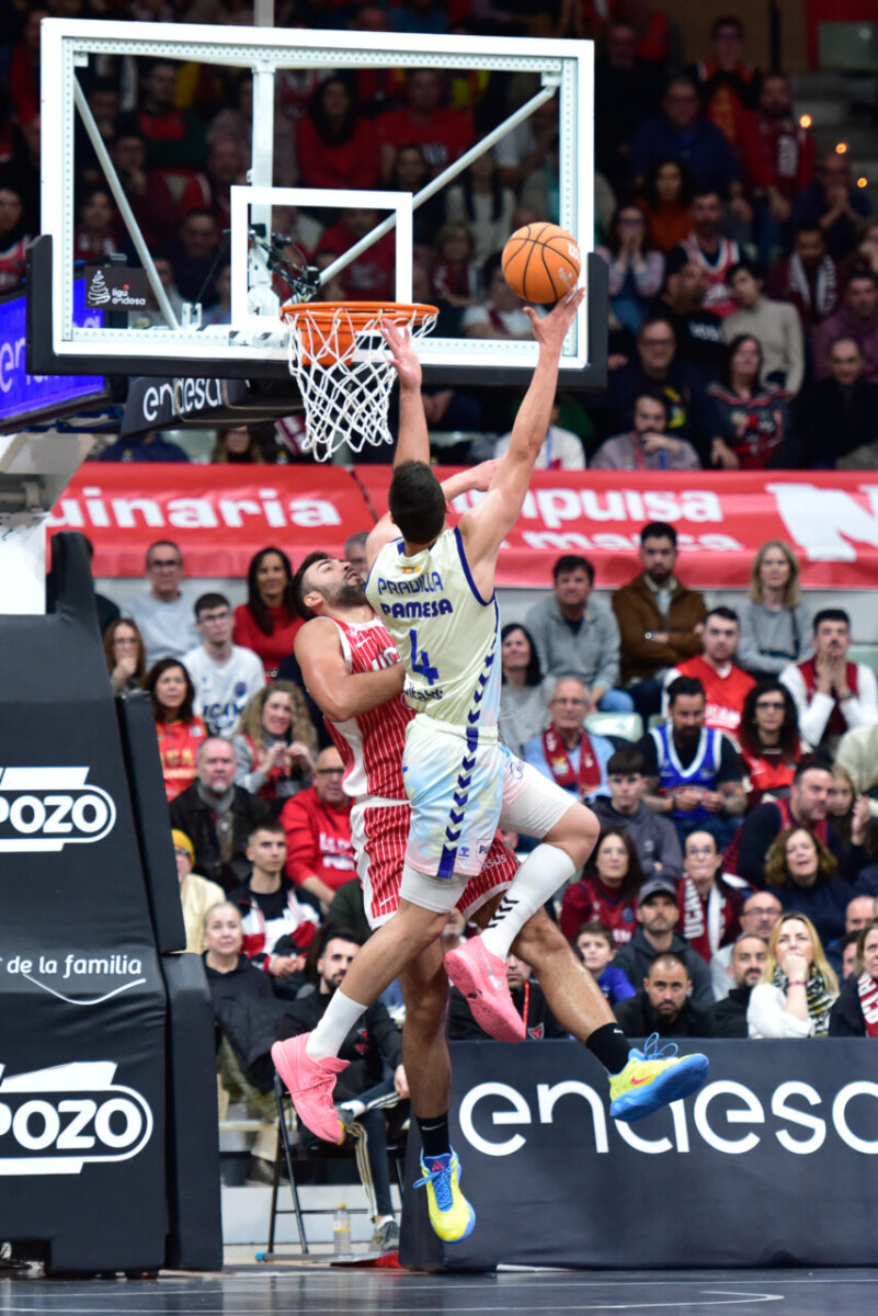 Jugador de Valencia Basket realizando un mate durante un partido contra UCAM Murcia