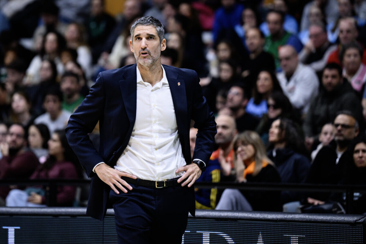 Entrenador Rubén Burgos dirigiendo al Valencia Basket en un partido