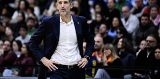 Entrenador Rubén Burgos dirigiendo al Valencia Basket en un partido