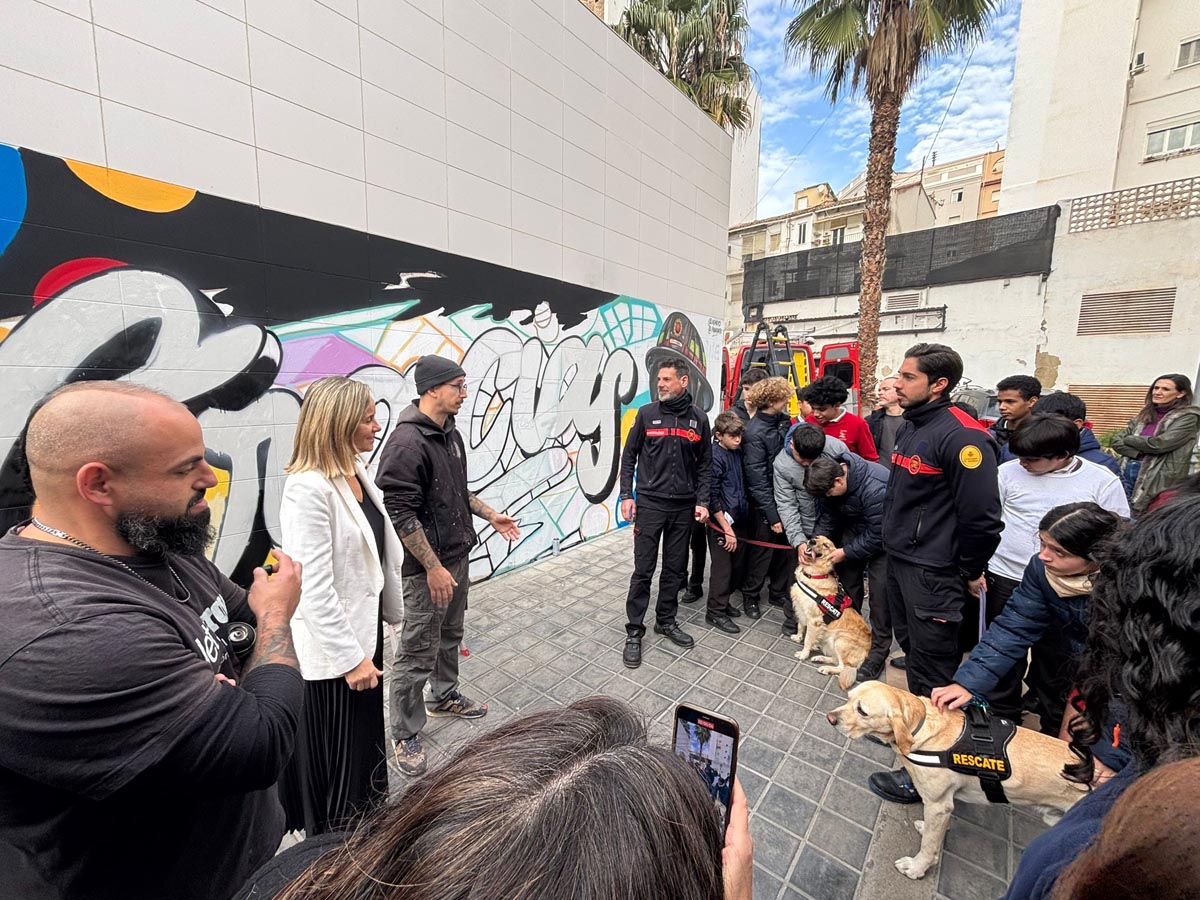 Mural homenaje a los perros de rescate de Bomberos de Valencia