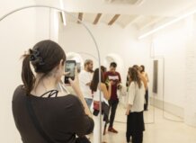 Visitantes en una galería de arte contemporáneo en Valencia