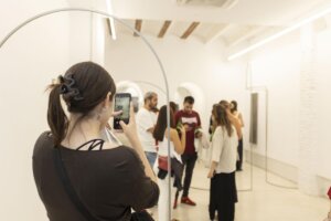 Visitantes en una galería de arte contemporáneo en Valencia