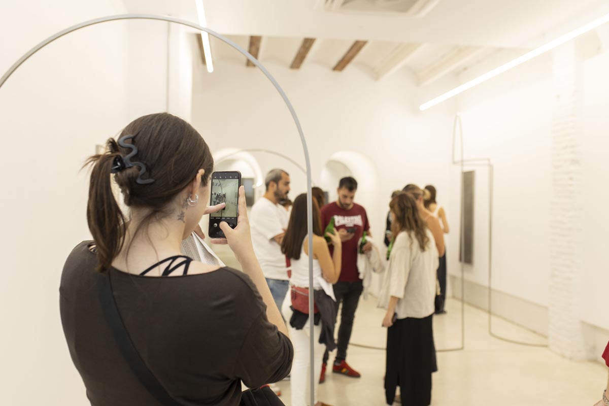 Visitantes en una galería de arte contemporáneo en Valencia