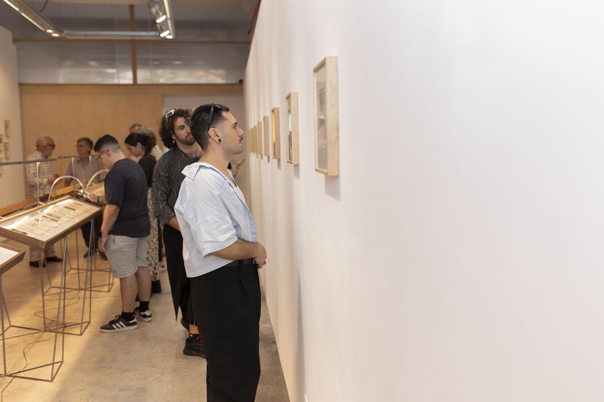 Personas observando obras de arte en una galería de Valencia
