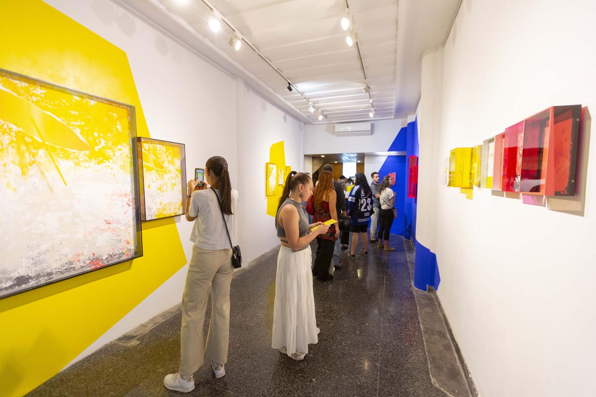 Personas visitando una galería de arte contemporáneo en Valencia
