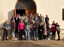 El Proyecto SARA de Paterna ha vuelto a poner de relieve su impacto social durante el encuentro navideño celebrado con las participantes de la edición 2025-2026, una iniciativa dirigida a mujeres en situación de especial vulnerabilidad y promovida por el Ayuntamiento de Paterna en colaboración con Cáritas Parroquial. El acto reunió a las 15 mujeres que forman parte del programa este curso y se desarrolló en un ambiente de convivencia y encuentro intercultural. En la jornada participaron el alcalde de Paterna, Juan Antonio Sagredo, las tenientes de alcalde Isabel Segura y Mercedes Navarro, así como la concejala Johana Gómez, junto a la directora del proyecto, Pilar Soriano, y el párroco de la Iglesia de San Pedro, Juan Antonio Cabanes. El Proyecto SARA es una iniciativa de carácter formativo y social que tiene como objetivo favorecer el desarrollo personal, social y familiar de mujeres del municipio, impulsando su autonomía y su integración en la vida comunitaria. El programa beneficia cada año a alrededor de una quincena de participantes, a las que se ofrece acompañamiento y formación adaptada a sus necesidades. Durante el encuentro, Juan Antonio Sagredo ha señalado que el proyecto permite comprobar de primera mano “el esfuerzo, la constancia y la implicación” de las mujeres participantes, y ha destacado que el objetivo del programa es facilitar su integración social y personal en la ciudad de Paterna. Por su parte, la teniente de alcalde de Garantía Social, Isabel Segura, ha destacado el valor del proyecto como espacio de convivencia entre distintas culturas y nacionalidades, y ha señalado que la iniciativa favorece la creación de una red de apoyo entre mujeres, basada en la ayuda mutua y el acompañamiento. Desde el Ayuntamiento de Paterna, el desarrollo del Proyecto SARA se enmarca en las políticas municipales de inclusión social y apoyo a colectivos en situación de vulnerabilidad, con un enfoque centrado en la formación, el acompañamiento y el fortalecimiento personal de las participantes.