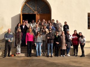 El Proyecto SARA de Paterna ha vuelto a poner de relieve su impacto social durante el encuentro navideño celebrado con las participantes de la edición 2025-2026, una iniciativa dirigida a mujeres en situación de especial vulnerabilidad y promovida por el Ayuntamiento de Paterna en colaboración con Cáritas Parroquial. El acto reunió a las 15 mujeres que forman parte del programa este curso y se desarrolló en un ambiente de convivencia y encuentro intercultural. En la jornada participaron el alcalde de Paterna, Juan Antonio Sagredo, las tenientes de alcalde Isabel Segura y Mercedes Navarro, así como la concejala Johana Gómez, junto a la directora del proyecto, Pilar Soriano, y el párroco de la Iglesia de San Pedro, Juan Antonio Cabanes. El Proyecto SARA es una iniciativa de carácter formativo y social que tiene como objetivo favorecer el desarrollo personal, social y familiar de mujeres del municipio, impulsando su autonomía y su integración en la vida comunitaria. El programa beneficia cada año a alrededor de una quincena de participantes, a las que se ofrece acompañamiento y formación adaptada a sus necesidades. Durante el encuentro, Juan Antonio Sagredo ha señalado que el proyecto permite comprobar de primera mano “el esfuerzo, la constancia y la implicación” de las mujeres participantes, y ha destacado que el objetivo del programa es facilitar su integración social y personal en la ciudad de Paterna. Por su parte, la teniente de alcalde de Garantía Social, Isabel Segura, ha destacado el valor del proyecto como espacio de convivencia entre distintas culturas y nacionalidades, y ha señalado que la iniciativa favorece la creación de una red de apoyo entre mujeres, basada en la ayuda mutua y el acompañamiento. Desde el Ayuntamiento de Paterna, el desarrollo del Proyecto SARA se enmarca en las políticas municipales de inclusión social y apoyo a colectivos en situación de vulnerabilidad, con un enfoque centrado en la formación, el acompañamiento y el fortalecimiento personal de las participantes.