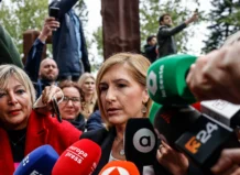 Las asociaciones de víctimas se movilizan ante el juzgado por el "careo" clave de la DANA Salomé Pradas rodeada de periodistas durante una declaración pública