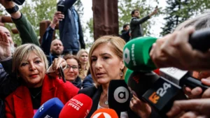 Salomé Pradas rodeada de periodistas durante una declaración pública