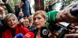 Las asociaciones de víctimas se movilizan ante el juzgado por el "careo" clave de la DANA Salomé Pradas rodeada de periodistas durante una declaración pública