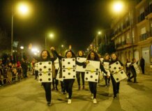 Grupo de personas disfrazadas corriendo en la carrera San Silvestre.