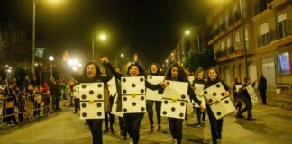 Grupo de personas disfrazadas corriendo en la carrera San Silvestre.
