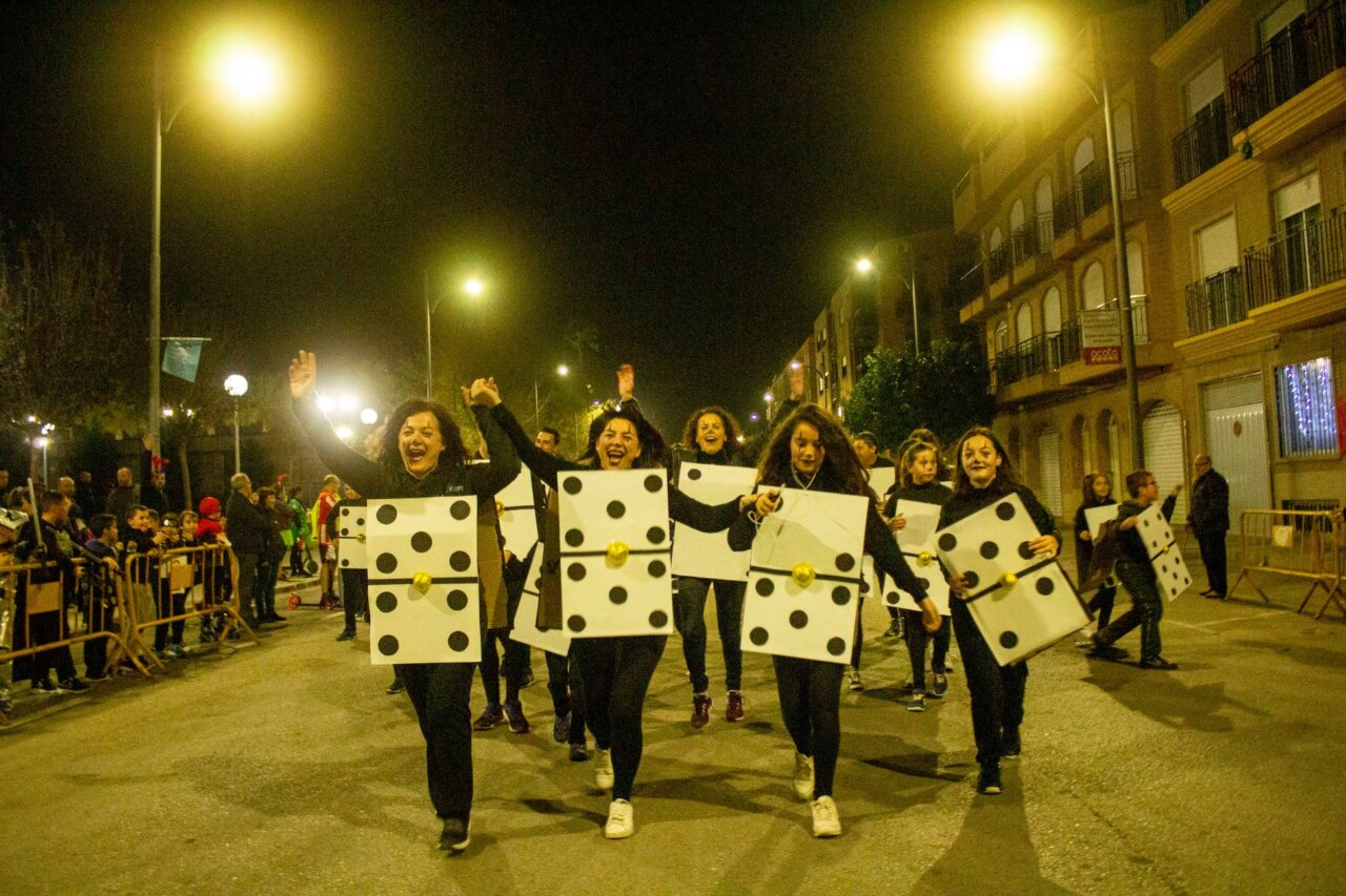 Grupo de personas disfrazadas corriendo en la carrera San Silvestre.