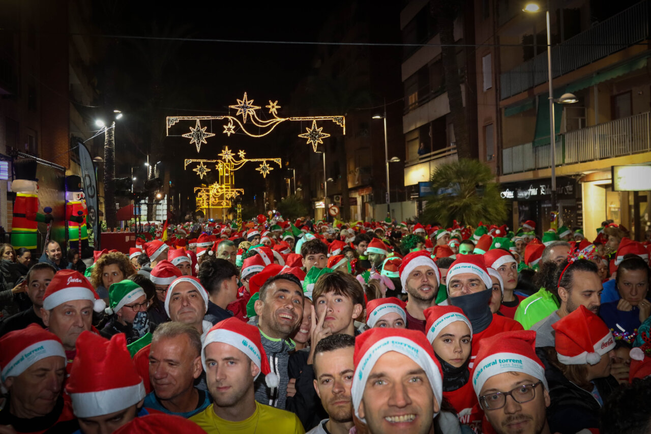 Participantes con gorros navideños en la San Silvestre de Torrent