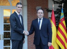 Sánchez se compromete con Pérez Llorca a constituir una comisión mixta de reconstrucción tras la dana Pedro Sánchez y Juanfran Pérez Llorca se dan la mano en La Moncloa